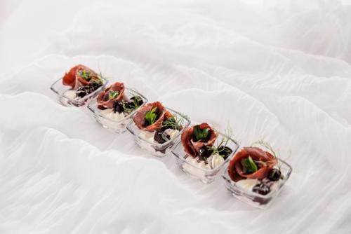 Изображение Мясо марала с печёным виноградом