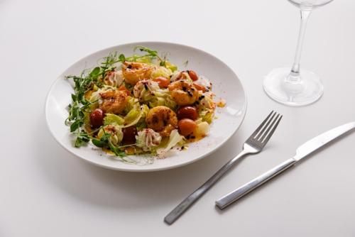 Изображение Салат с креветками и соусом маракуйя