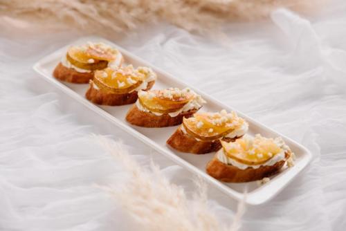 Изображение Брускетта с грушей и с сыром Дор блю