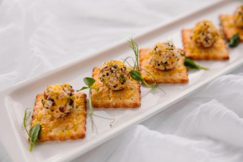 Изображение Сырный шарик на крекере