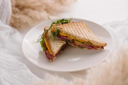 Изображение Сендвич с ветчиной и корнишоном