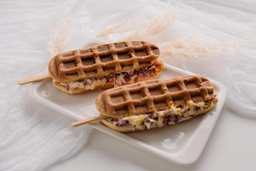 Изображение Хот-дог пицца с ветчиной и помидорами