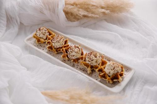 Изображение Венские вафли со взбитыми сливками и шоколадом